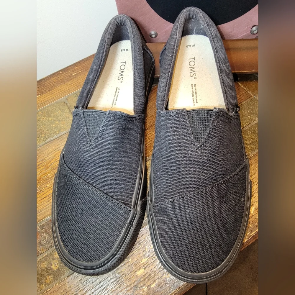 Toms like new